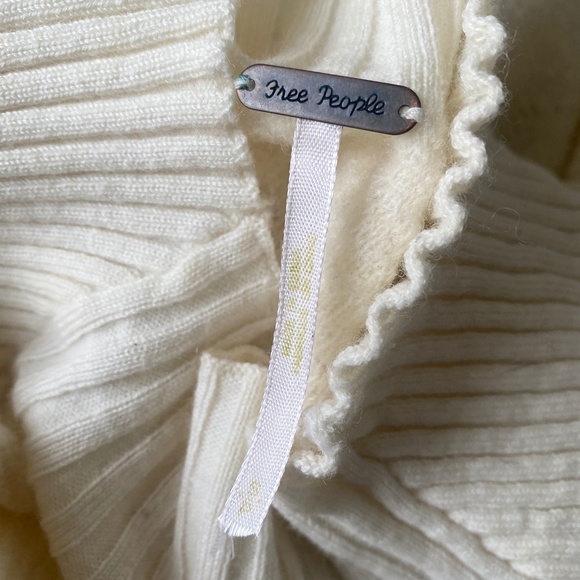 Free People -CREME colour Wool blend Sweater - Picture 6 of 14